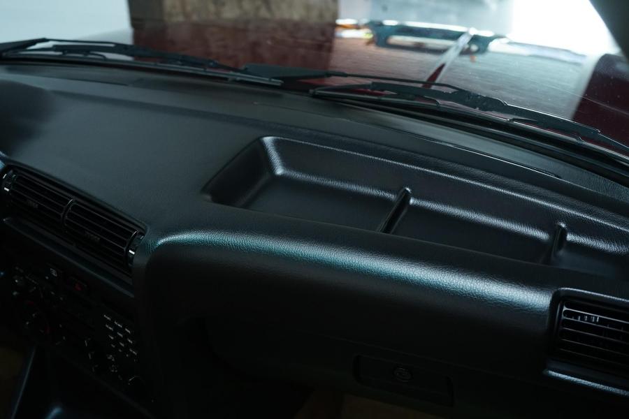 Детали интерьера BMW 325i Convertible (Calypso Red) 1990 года  (фото 106 из 190)